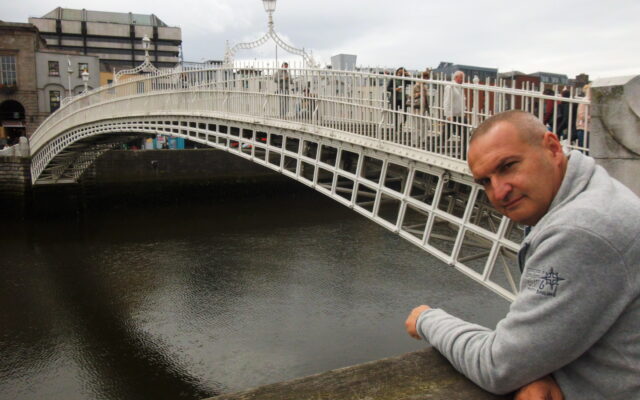"Powstanie Warszawskie po kres mych dni krąży w mojej krwi i pamięci" - Juliusz Erazm Bolek. Na fotografii przy moście zakochanych i poetów Dublinie. Fot. Tomasz Wybranowski / Studio 37 Dublin