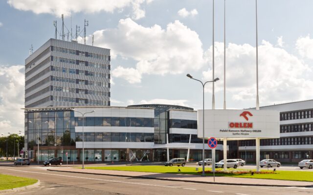 Siedziba Orlenu przy ul. Chemików 7 w Płocku I Fot. Adam Kliczek, http://zatrzymujeczas.pl (CC-BY-SA-3.0), Wikimedia Commons