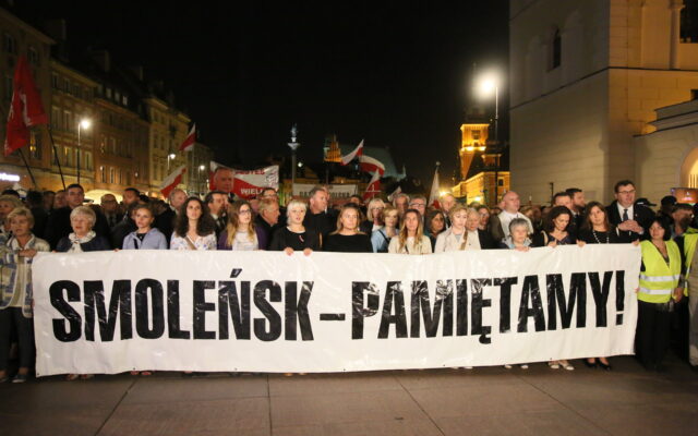 fot. PAP/Leszek Szymański 10.00.2017. Marsz Pamięci wyruszył sprzed archikatedry św. Jana Chrzciciela, gdzie odprawiona została msza św. w intencji ofiar katastrofy smoleńskiej, pod Pałac Prezydencki. W Warszawie, 10 bm. odbywają się uroczystości związane z kolejną miesięcznicę tragedii.