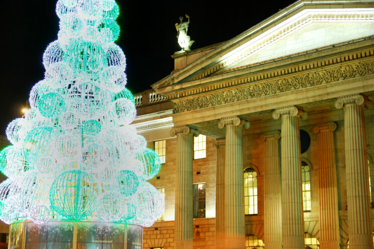 Do 2016 roku wielka choinka z lampionów stała w centralnym punkcie Dublina, stolicy Irlandii, przy ulicy O’Connell Stret tuż obok gmachu Poczty Głównej – GPO. Teraz dumnie stoi na Smithfield, blisko redakcji Studia 37 Dublin. Fot. Tomasz Szustek