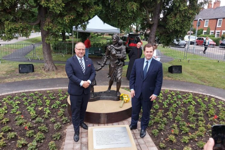 Ambasador Arkady Rzegocki przed pomnikiem Ireny Sendler