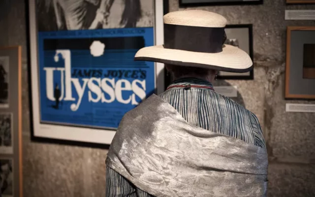 James Joyce to najwybitniejszy irlandzki pisarz wszech czasów. Jego „Ulisses” zrewolucjonizował teoretyczne założenia powieści jako gatunku. Ale dlaczego czerwiec jest taki ważny dla Joyce’a i jego fanów i wyznawców dzisiaj? Odpowiedź jest prosta. Akcja „Ulissesa” rozgrywa się w ciągu niespełna jednego dnia – 16 czerwca 1904 roku. Tego dnia właśnie James Joyce poznał swoją późniejszą żonę – przewodniczkę duchową Norę Barnacle, rodem z Galway. Na ponad 800 stronach Joyce zawarł urzekającą, choć trudną w odbiorze, epopeję – mit o swoim mieście Dublinie, swojej ojczyźnie – Irlandii. Tomasz Wybranowski