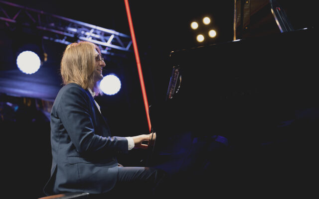 Leszek-Możdżer-feat.-Lars-Danielsson6 Wiele z projektów, które rozpoczęły się artystycznymi spotkaniami na Enter Enea Festival, zwieńczonymi premierami i wyjątkowym wykonaniem nowego materiału, miały swoje kontynuacje i trasy w Polsce i Europie. Przykładami mogą być: płyta „Komeda” Leszka Możdżera (na zdjęciu), której prawykonanie w czerwcu 2010 roku wyprzedziło płytę i jej trasę promocyjną, album „Polska” w wykonaniu trio Możdżer - Danielsson - Fresco, premiera duetu Leszek Możdżer - Gloria Campaner z 2017 roku czy współpraca Leszka Możdżera z Orkiestrą Polskiego Radia Amadeus pod dyrekcją Agnieszki Duczmal. Na scenie Enter Enea Festival odbyły się również premiery materiałów młodych, polskich twórców: znanego z anteny Radia Wnet Michała Salomona, Agi Derlak czy Marty Wajdzik.