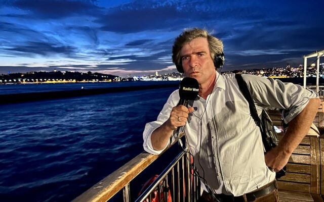Krzysztof Skowroński prowadzi Studio Dziki Zachód z pokładu miejskiego statku, płynącego przez Bosfor w Stambule | fot. Lech Rustecki