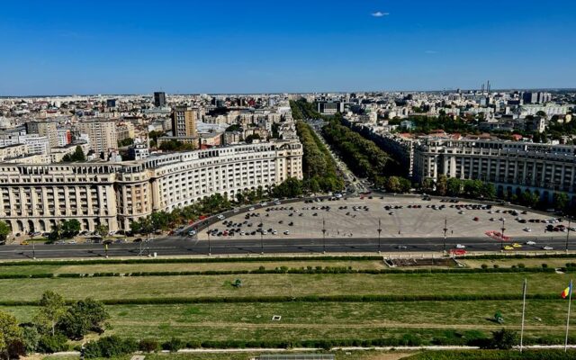 Widok na trasę do Parlamentu w Bukareszcie | fot. Piotr Mateusz Bobołowicz