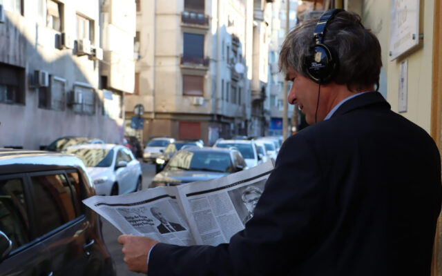 Krzysztof Skowroński czyta "Kurier WNET" w Bukareszcie | fot. Piotr Mateusz Bobolowicz