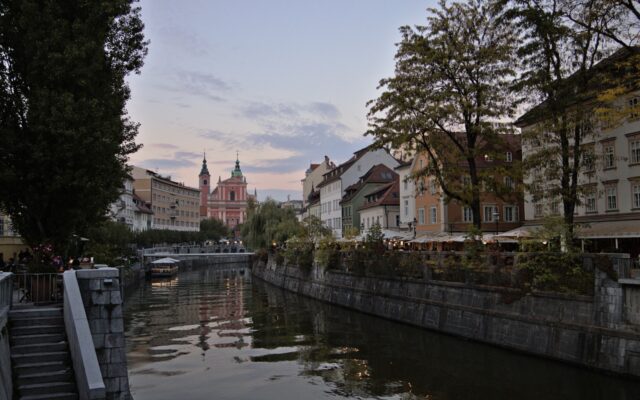 Rzeka Lublanica, w tle kościół oo. Franciszkanów, słynący ze swojej różowej fasady | fot. Piotr Mateusz Bobołowicz