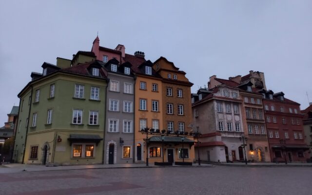 Kamienice na Placu Zamkowym, Warszawa, 18.11.2022 r., 6:50 | fot.: Kamil Kowalik