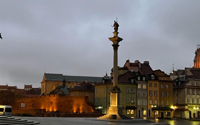 Plac Zamkowy w Warszawie, 14 listopada, 06:40 | fot. Krzysztof Skowroński