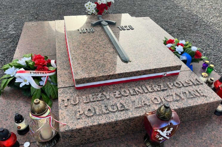 Płyta na Cmentarzu Obrońców Lwowa - 5 Nieznanych Bohaterów, poległych w walkach na Persenkówce, fot. Mariana Nimyłowycz-Żak