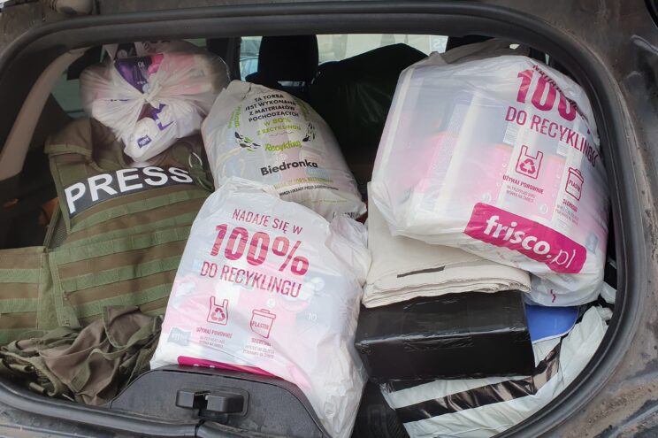 Samochód Radia Wnet przed wyjazdem kolejnego konwoju humanitarnego na Ukrainę, fot.: Wojciech Jankowski