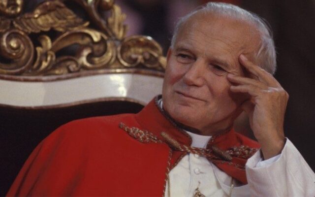 „Nie trzeba nawet dodawać, że nakazywał postępować jak najsurowiej wobec winnych pedofilii we własnych szeregach” – pisał po śmierci Jana Pawła II „Der Spiegel”