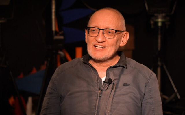 Maciej Chmiel w latach 80. był uczestnikiem ruchu trzeciego obiegu i organizował festiwal „Róbrege”. Z poezją i literaturą mu zawsze było po drodze, bowiem pracował w redakcji pisma „Brulion”.