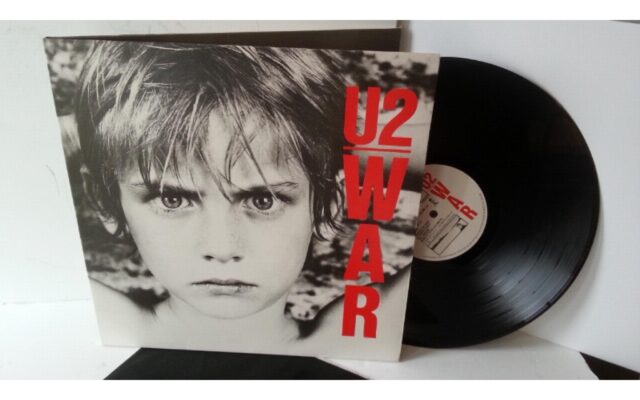 WAR U2 WINYL FOTO „War” był pierwszym albumem U2, który otrzymał złoty certyfikat sprzedaży w Stanach Zjednoczonych. Kwartetowi z Dublina udało się zbić ze szczytu brytyjskiej listy przebojów Michaela Jacksona i jego kultowy album „Thriller”. U2 wchodzili na szczyt dostępny tylko dla prawdziwych herosów rocka.