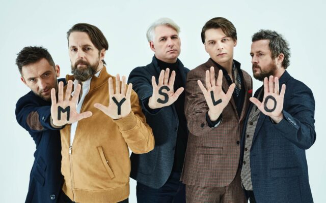 Ten longplay bezwzględnie wyróżnia się na tle innych albumów wykonawców z ostatnich kilku lat. Teraz czekam na album kolejny. Wiem, że to będzie krążek, który przebije wszystko co nagrali do tej pory. Ciężkie zadanie przed nimi, ale z takim zapałem i świeżością dokonają tego! Tomasz Wybranowski. Fot. Łukasz Gawroński (oficjalna strona grupy Myslovitz).