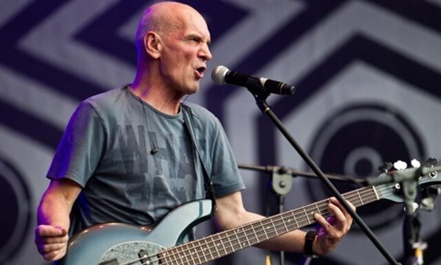 Pierwszy album solowy Lecha Janerki „Historia podwodna” został nagrany przy udziale Krzyśka Pociechy (gitara), Janusza Rołta (perkusja), Wojciecha Konikiewicza (klawisze) żony artysty Bożeny, grającej na wiolonczeli. Jej charakterystyczne brzmienie poszerzyło warsztat muzyczny i uczyniło utwory Lecha Janerki wyrazistymi i łatwo rozpoznawalnymi. Z płyty o niewątpliwym wymiarze politycznym (fachowo wyretuszowaną przed cenzurą) dwie piosenki „Jest jak w niebie” i „Ta zabawa nie jest dla dziewczynek” trafiły na singiel. „Historia podwodna” została wysoko oceniona, dostrzeżona i wyróżniona przez dziennikarzy „Magazynu Muzycznego” palmą pierwszeństwa w kategorii polski album lat 80. XX wieku.