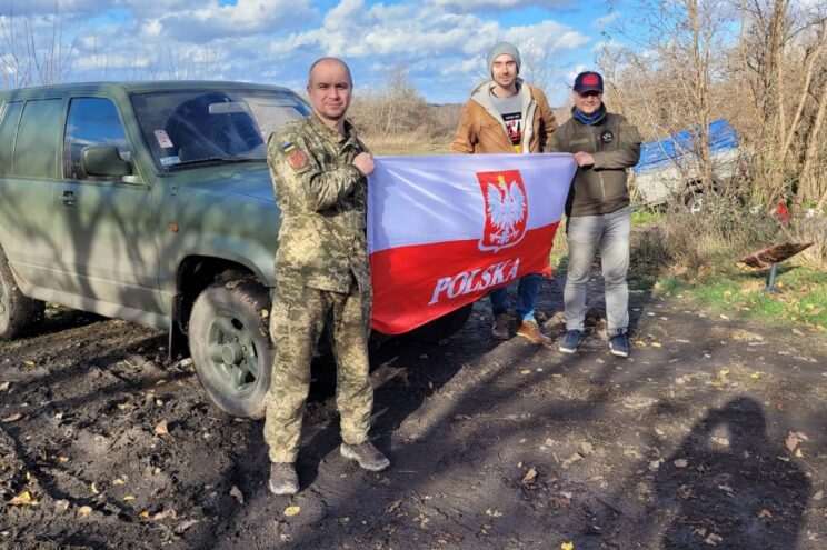 Przekazanie na Donbasie samochodu od Słuchacza Radia Wnet | Od lewej: Wołodymyr, medyk pola walki - Siły zbrojne Ukrainy, Maksym Poliwko - wolontariusz i Dmytro Antoniuk – korespondent Radia Wnet
