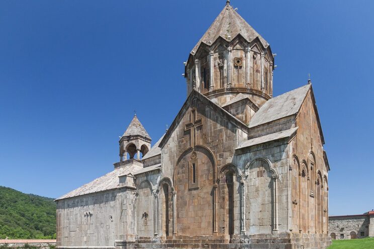 • Na zdjęciu: Kościół Świętego Jana Chrzciciela. Klasztor Gandzasar. Górski Karabach, autor: Marcin Konsek, CC-BY-SA 4.0, Wikimedia Commons: