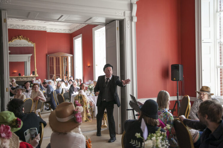 Akcja powieści „Ulisses” Jamesa Joyce’a rozgrywa się w ciągu niespełna 16 czerwca 1904 roku. Bloomsday odbywa się w rocznicę pierwszego spotkania Jamesa Joyce’a z Norą Barnacle, jego poźniejszą żoną. „Ulisses” składa się z 18 epizodów (tyle samo ksiąg liczy „Odyseja” Homera). Powieść kryje na swoich stronach dzień z życia akwizytora drobnych ogłoszeń – Leopolda Blooma. Aby zrozumieć przesłanie i ideę powieści, trzeba przeczytać lub znać przynajmniej w zarysie epopeję Homera. Każdy rozdział „Ulissesa” z jego bohaterami odpowiada kolejnym pieśniom homeryckiego eposu. Bloom to mityczny Ulisses – Odyseusz, jego niewierna i piękna żona Molly to Penelopa, zaś Stefan Dedalus to syn Odysa – Telemach.