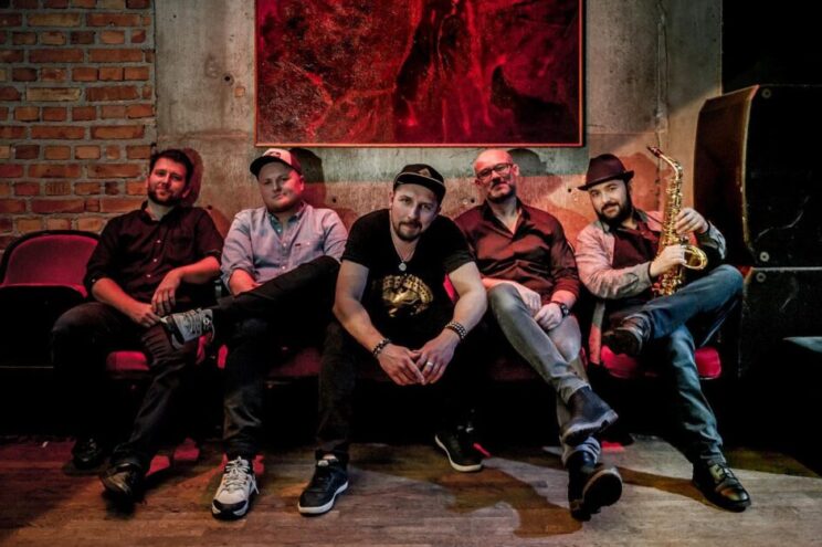 Quiet Sirence z albumem "The Story of No Reverse" zasłużenie zyskało uznanie krytyków muzycznych i słuchaczy, nie tylko jako wyjątkowe doświadczenie artystyczne na polskiej scenie muzycznej, ale także za nową jakość, którą określam cross art rockiem. Tomasz Wybranowski