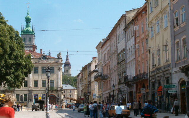 Pierzeja południowa rynku we Lwowie / Fot. Poznaniak, Wikimedia Commons