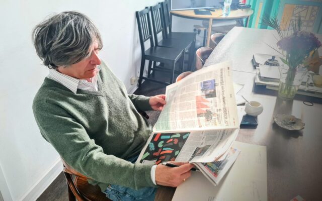 Krzysztof Skowroński w czasie prasówki przed audycją l fot. Adam Domagała