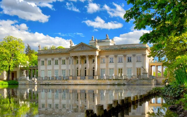 Pałac_na_wodzie_w_Łazienkach_Królewskich_(cropped)