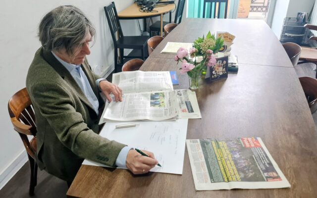 Krzysztof Skowroński podczas przeglądu prasy przed audycją