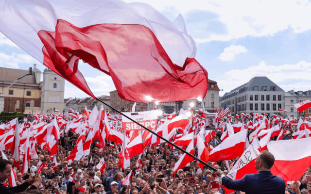 Karol Nawrocki na Placu Zamkowym z uczestnikami marszu l fot. x.com/@NawrockiKn