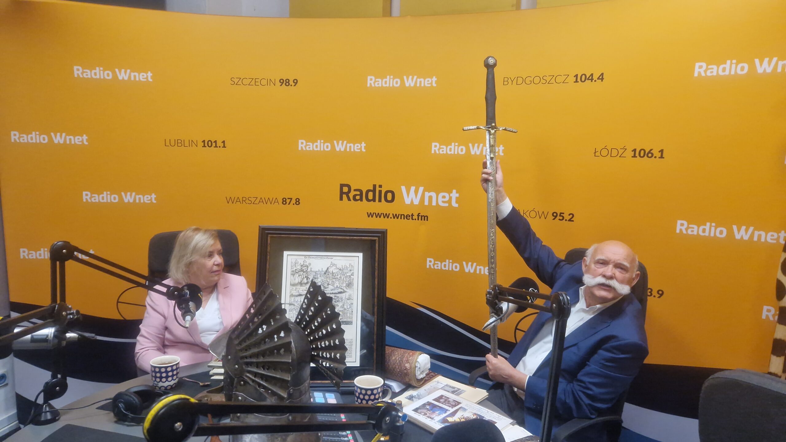 Małgorzata i Waldemar Gujscy z dworu Gałki przywieźli do Radia insygnia husarskie by pokazać, że można zaimponować innym narodom polskim dworem.