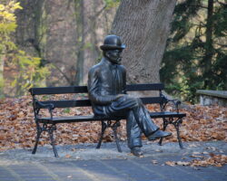 Ławeczka Bolesława Prusa, Nałęczów, fot. Janmad/Wikimedia Commons, CC BY-SA 4.0