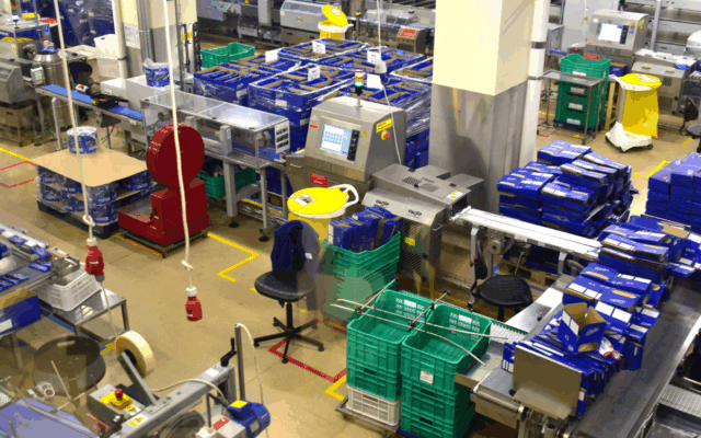 Fabryka Lotte Wedel w Warszawie. Fragment linii Venus do produkcji czekolady. Przedsiębiorstwo, fot. commons.wikimedia.org/Adrian Grycuk